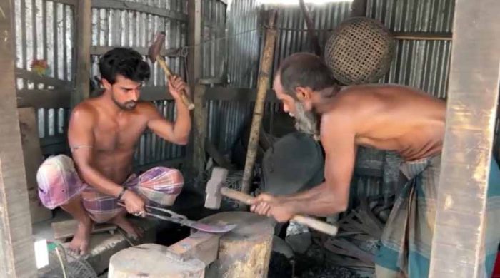 ঝালকাঠিতে কোরবানির ঈদকে সামনে রেখে ব্যস্ত কামারপাড়া
